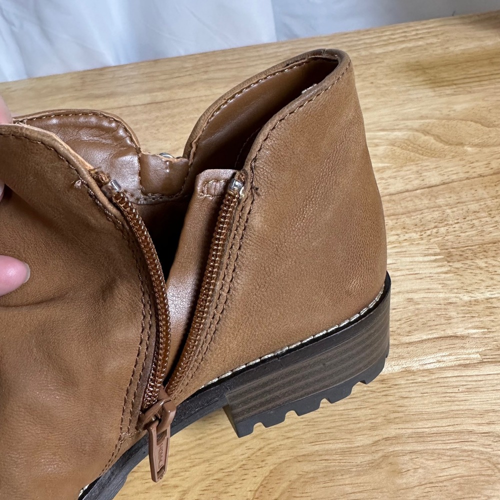 Clarks Hearth Dove Leather‎ Ankle Boots Womens 7.5W Brown Zipper Ruched Classic - Picture 7 of 8